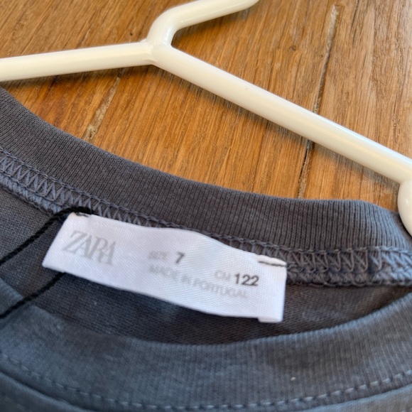 Zara. BNWT. Size 7 (boys). "Stop & Enjoy" dark grey long sleeved shirt - Picture 3 of 6